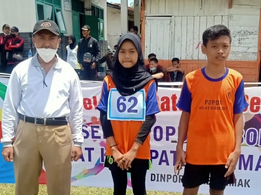 Anggun Nita Kumala Bersama Pelatih Bpk. Ali Rosat, S,Pd